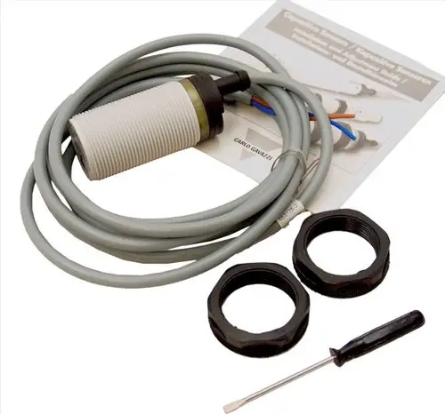 Kapazitiver Sensor mit Anschlusskabel, zwei Montagehülsen und einer Anleitung. Das Produkt stammt von der Marke Wolf und ist für die Montage in Systemen vorgesehen.
